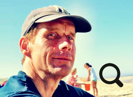 Michael Böhm am Strand in Portugal. Ich brauche Urlaub