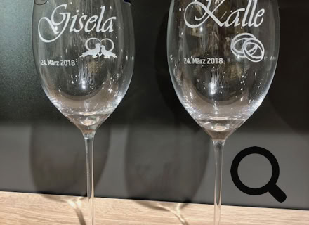 Laser Gravur Böhm in Bonn - Geschenkideen mit Gravuren auf Holz, Glas, Leder, Metall, Acryl Plexiglas , Armbänder, Papier, Anhänger, Schilder ... für Privat und Geschäftskunden und  Firmen. Kunden kommen aus Bonn, Köln, Siebengebirge, Frechen, und ganz NRW, Deutschland, Schweiz und der Welt
