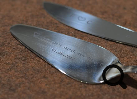 Laser Gravur Böhm in Bonn - Geschenkideen mit Gravuren auf Holz, Glas, Leder, Metall, Acryl Plexiglas , Armbänder, Papier, Anhänger, Schilder ... für Privat und Geschäftskunden und  Firmen. Kunden kommen aus Bonn, Köln, Siebengebirge, Frechen, und ganz NRW, Deutschland, Schweiz und der Welt
