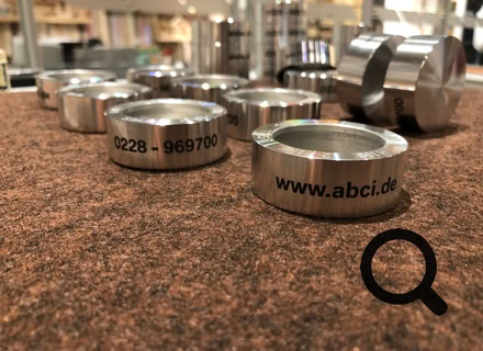 Laser Gravur Böhm in Bonn - Geschenkideen mit Gravuren auf Holz, Glas, Leder, Metall, Acryl Plexiglas , Armbänder, Papier, Anhänger, Schilder ... für Privat und Geschäftskunden und  Firmen. Kunden kommen aus Bonn, Köln, Siebengebirge, Frechen, und ganz NRW, Deutschland, Schweiz und der Welt